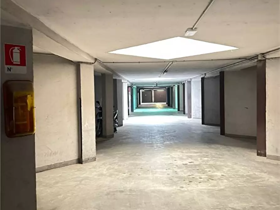 Immagine 7 di Garage in vendita  103 a Milano