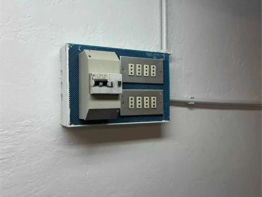 Immagine 10 di Garage in vendita  103 a Milano