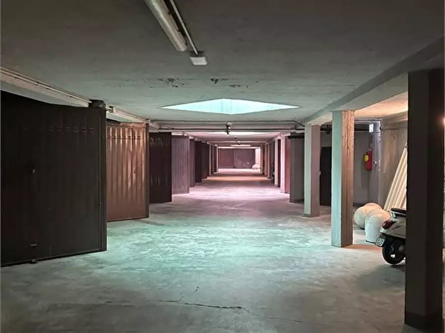 Immagine 6 di Garage in vendita  103 a Milano