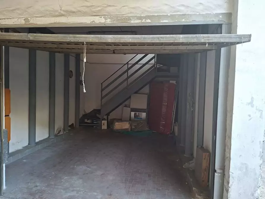 Immagine 8 di Garage in vendita  a Torre Annunziata