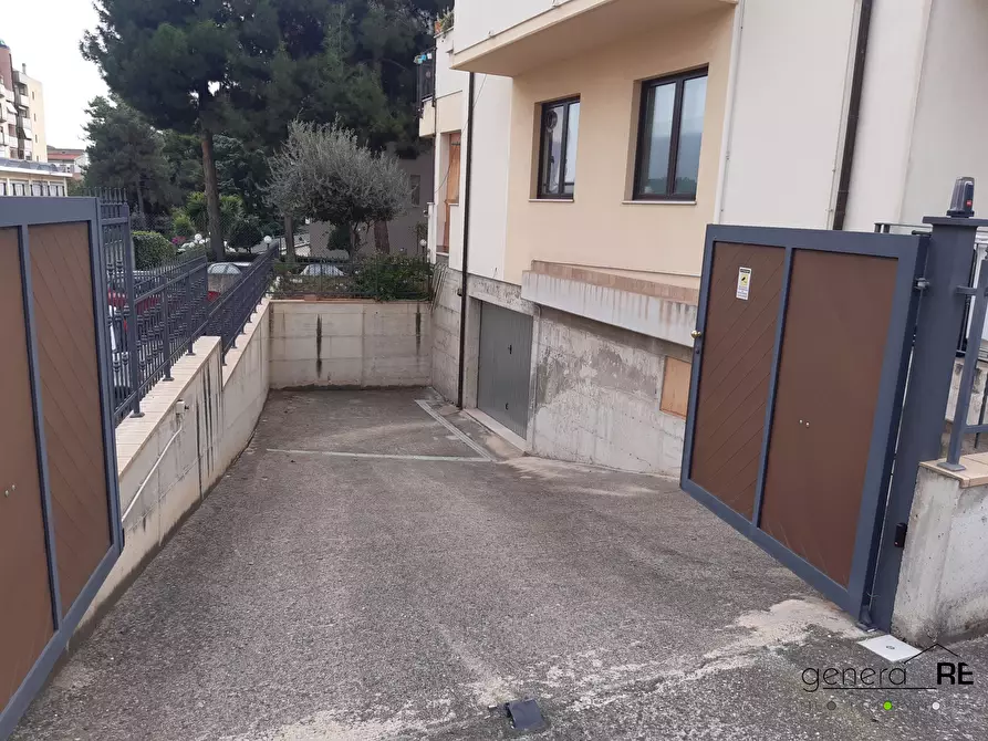 Immagine 2 di Garage in vendita  a Pescara