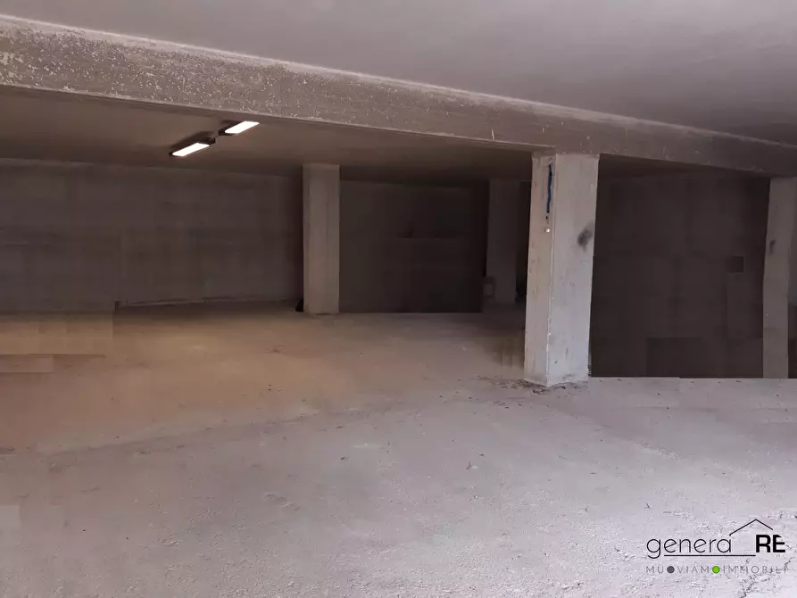 Immagine 3 di Garage in vendita  a Pescara