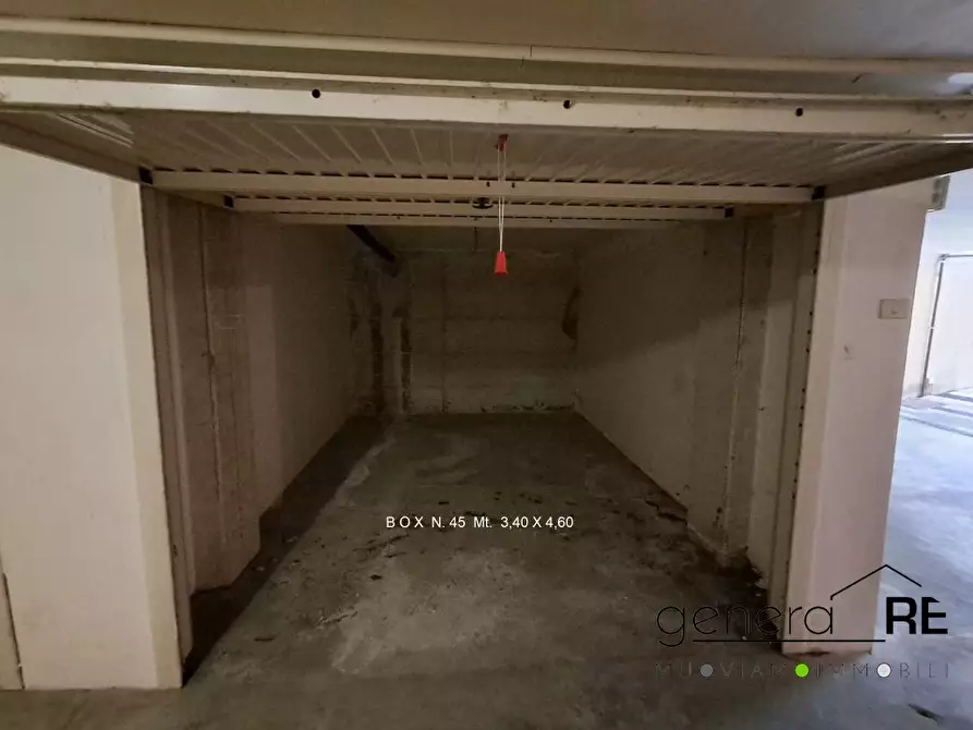 Immagine 3 di Garage in vendita  a Pescara