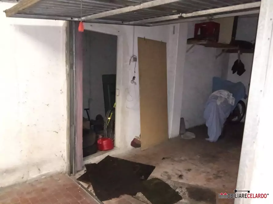 Immagine 2 di Garage in vendita  a Colle Di Val D'elsa