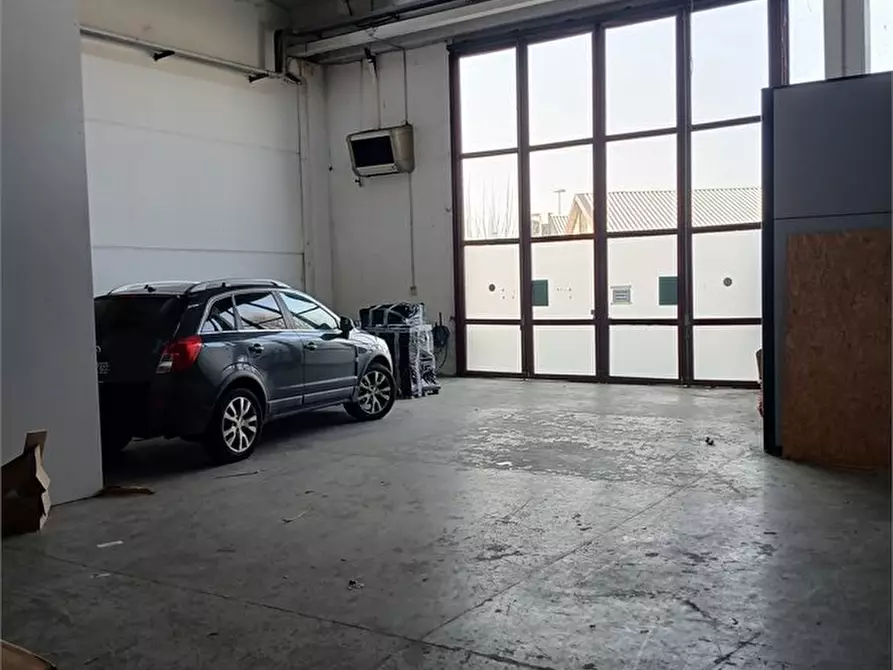 Immagine 2 di Capannone industriale in vendita  a Parma