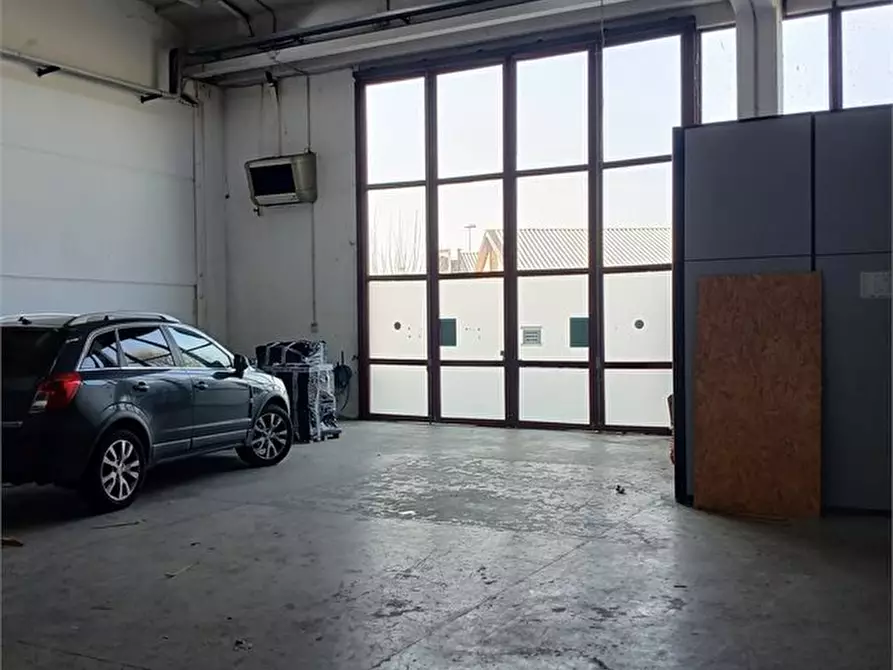 Immagine 5 di Capannone industriale in vendita  a Parma