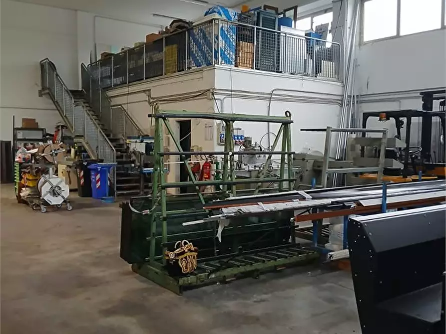 Immagine 3 di Capannone industriale in vendita  a Parma