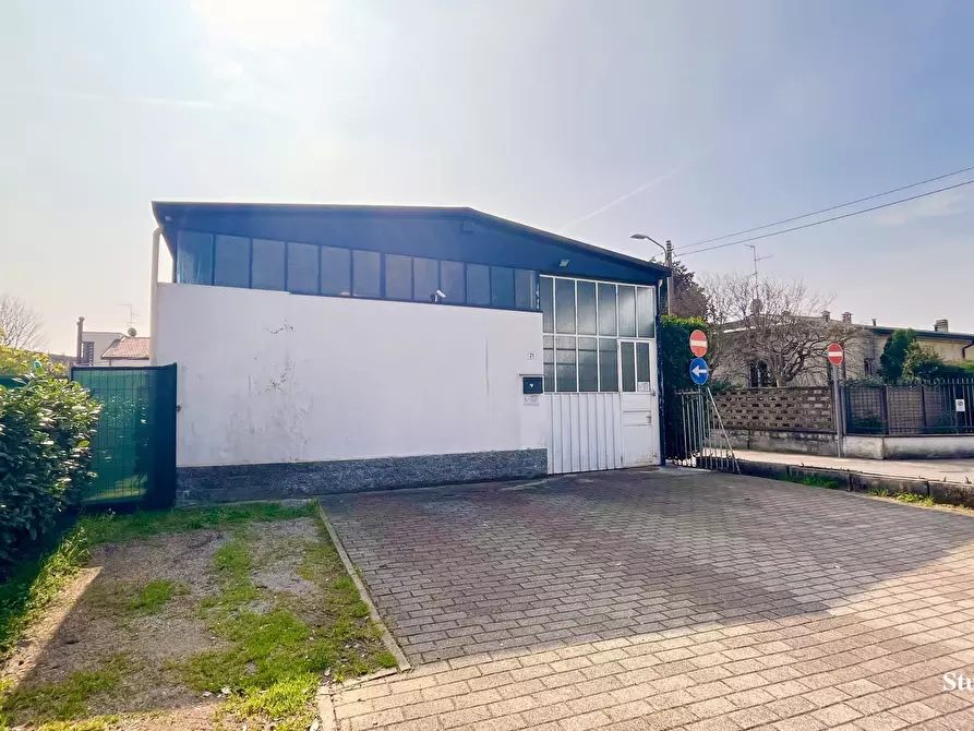 Immagine 1 di Capannone industriale in vendita  a Sovico