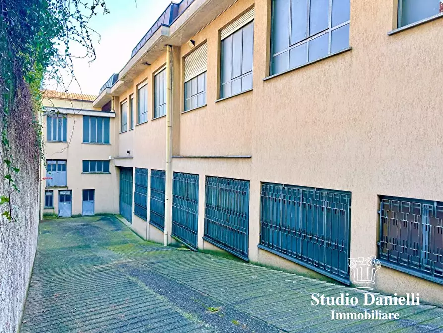 Immagine 10 di Capannone industriale in vendita  10 a Carate Brianza