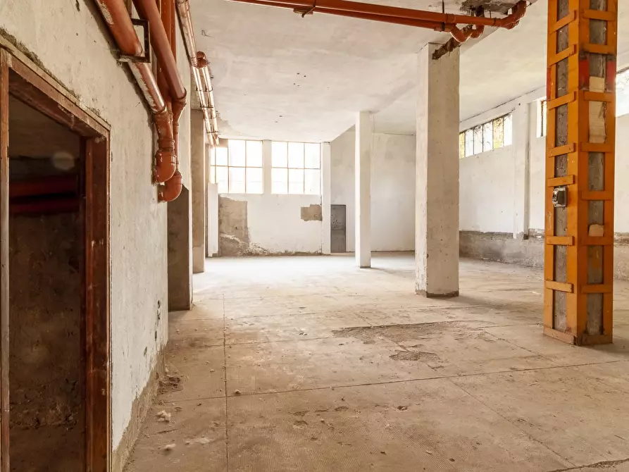 Immagine 2 di Magazzino in vendita  25 a Lecco