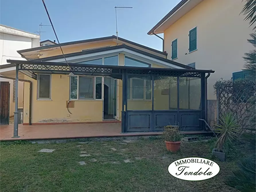 Immagine 1 di Casa semindipendente in vendita  a Ortonovo