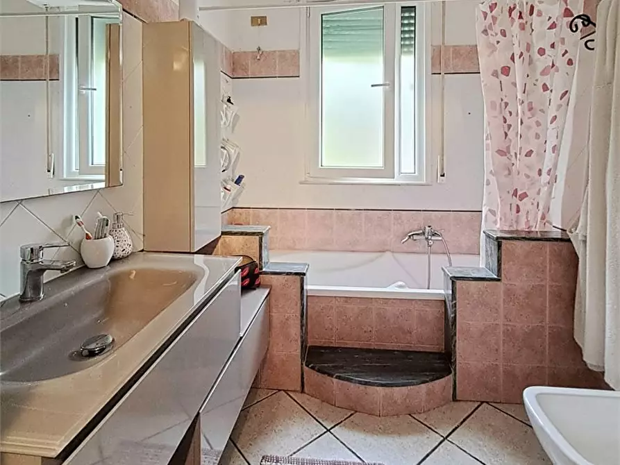 Immagine 10 di Villa in vendita  a Massarosa