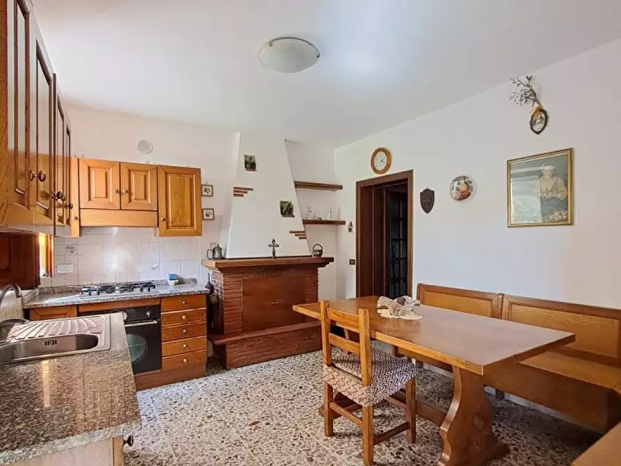Immagine 1 di Villa in vendita  a Massarosa