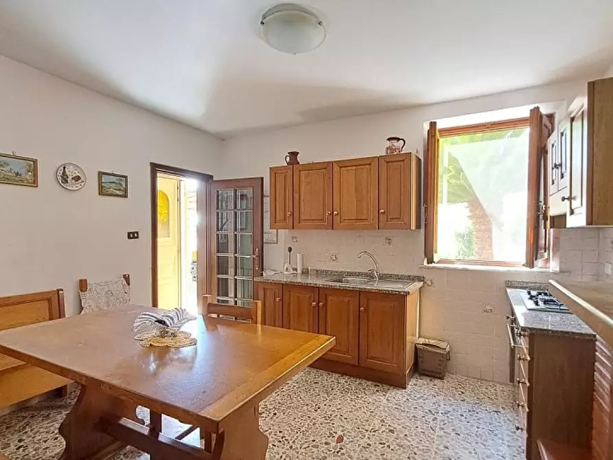 Immagine 2 di Villa in vendita  a Massarosa