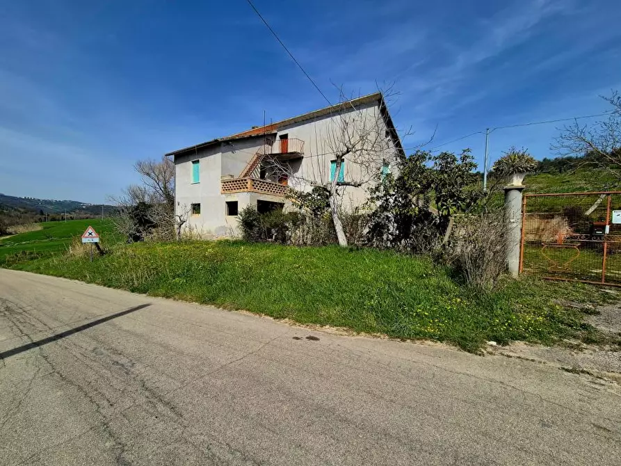 Immagine 2 di Villa in vendita  a Loreto Aprutino