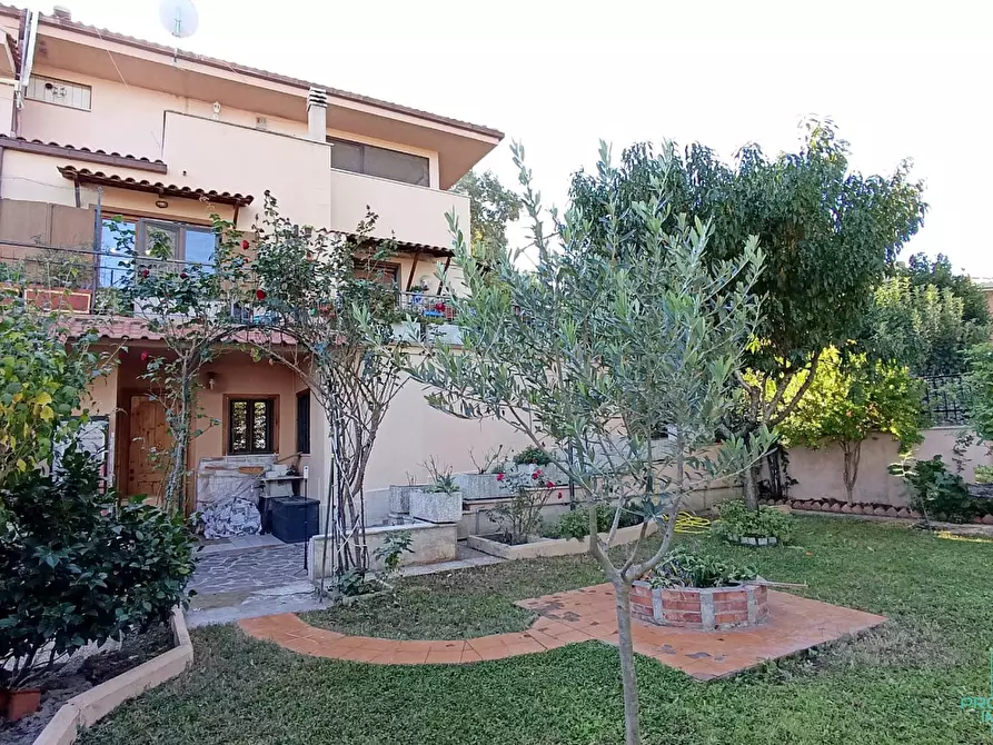 Immagine 1 di Villa in vendita  5 a Monte Porzio Catone