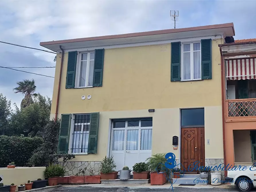 Immagine 1 di Casa indipendente in vendita  a Albenga