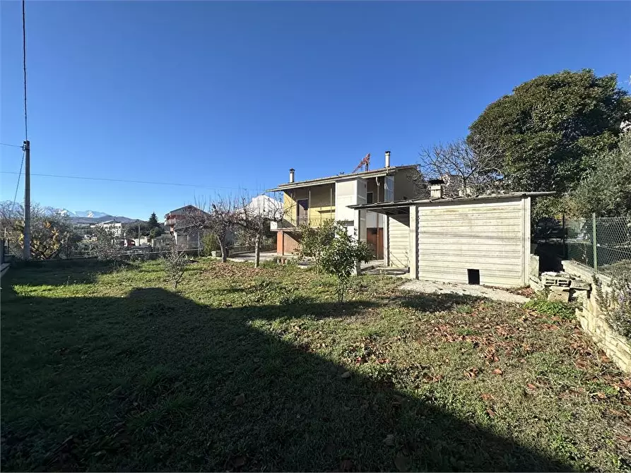 Immagine 6 di Villa in vendita  18 a Teramo