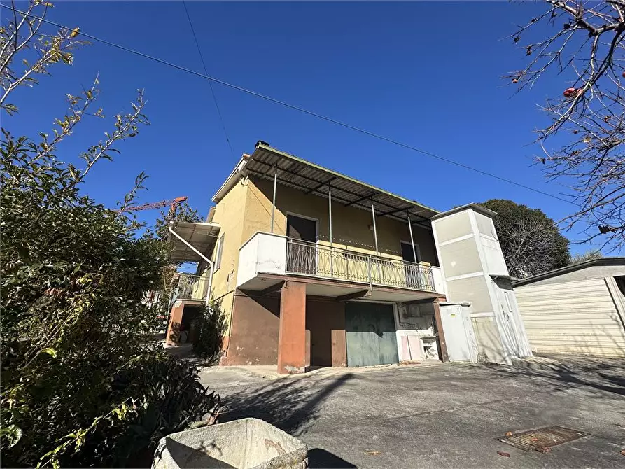 Immagine 3 di Villa in vendita  18 a Teramo