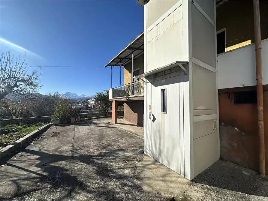 Immagine 5 di Villa in vendita  18 a Teramo