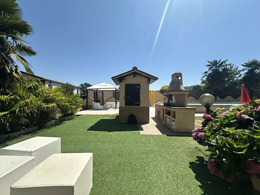 Immagine 9 di Villa in vendita  a Montorio Al Vomano