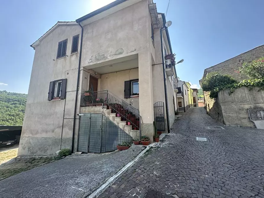 Immagine 1 di Villa in vendita  a Montorio Al Vomano