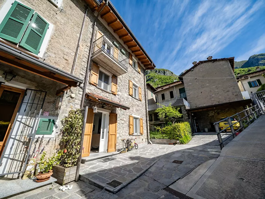 Immagine 1 di Casa indipendente in vendita  6/1 a Mandello Del Lario