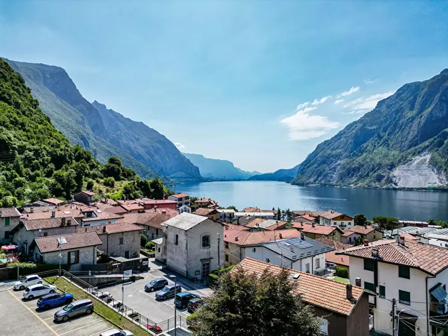 Immagine 1 di Casa indipendente in vendita  5 a Abbadia Lariana