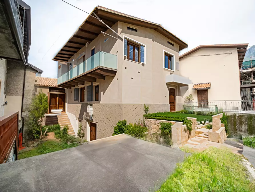 Immagine 1 di Casa indipendente in vendita  a Mandello Del Lario