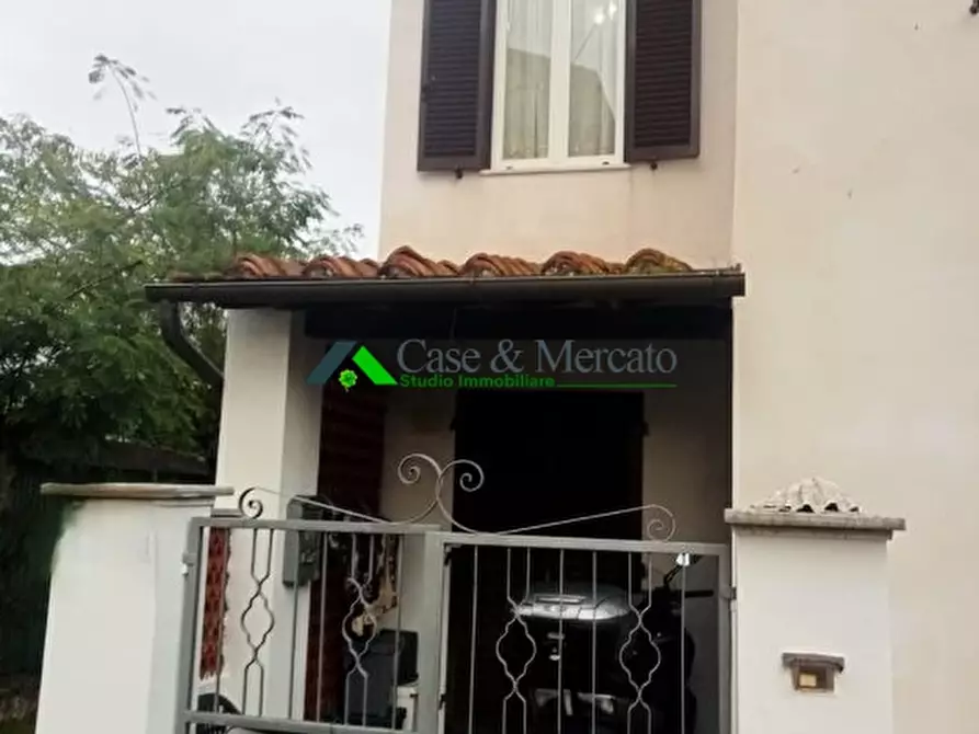 Immagine 1 di Casa semindipendente in vendita  a Lucca
