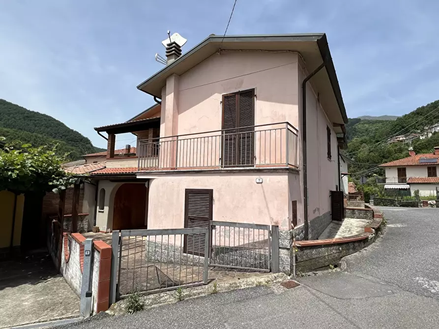 Immagine 1 di Casa semindipendente in vendita  a Bagnone