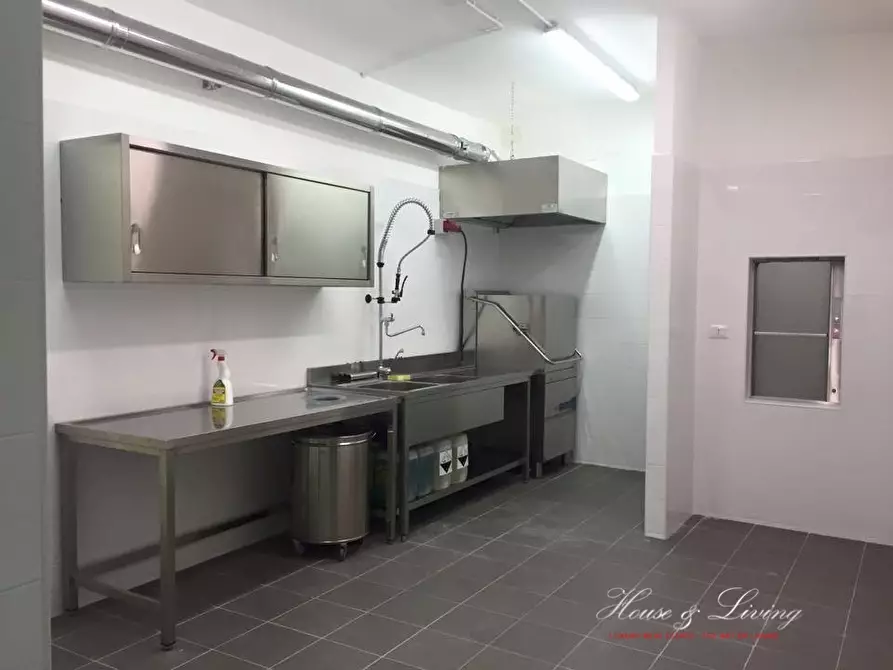 Immagine 9 di Negozio in vendita  a Torino