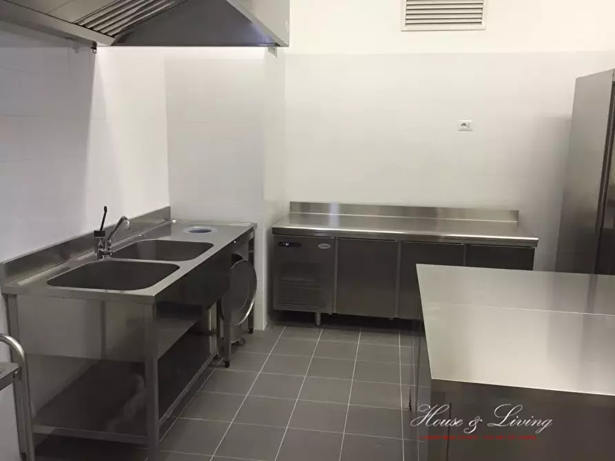 Immagine 8 di Negozio in vendita  a Torino