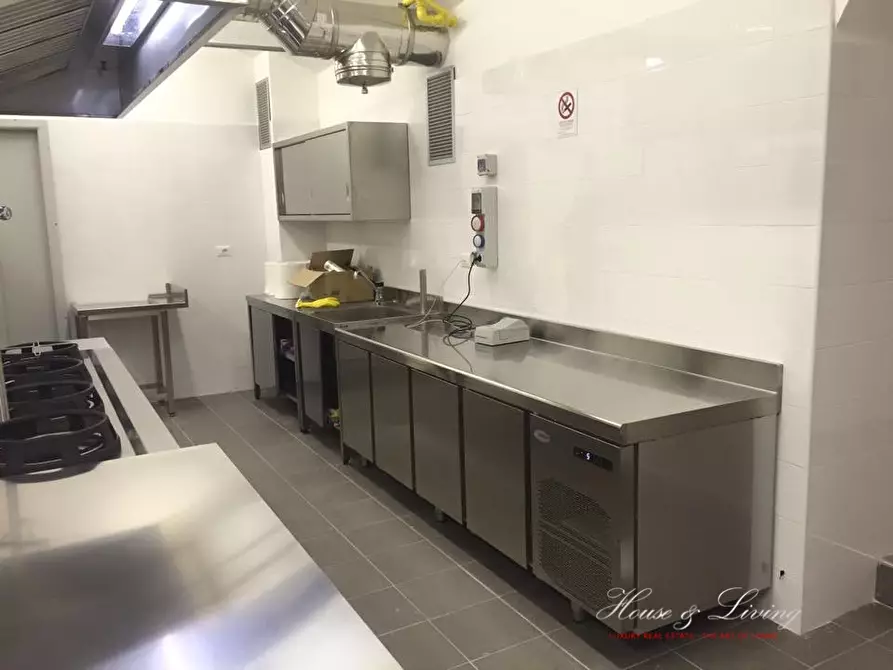 Immagine 6 di Negozio in vendita  a Torino