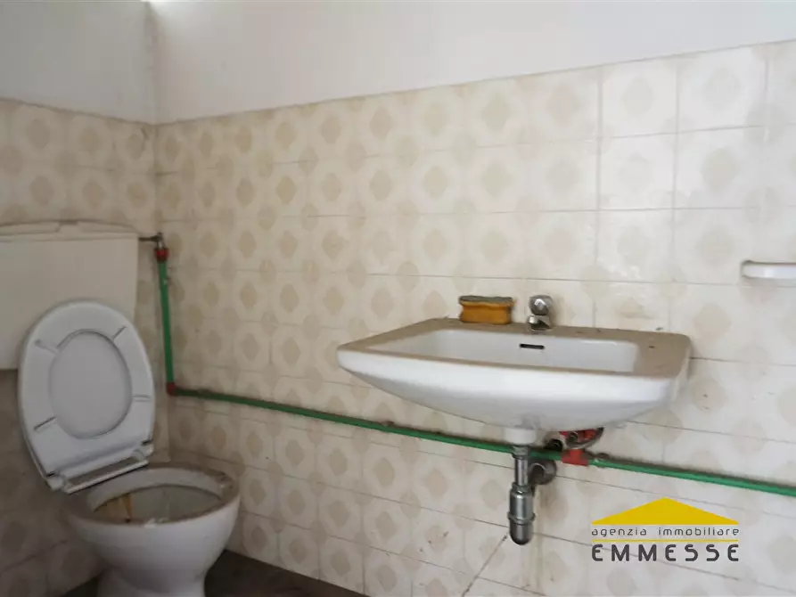 Immagine 7 di Negozio in vendita  a Carrara