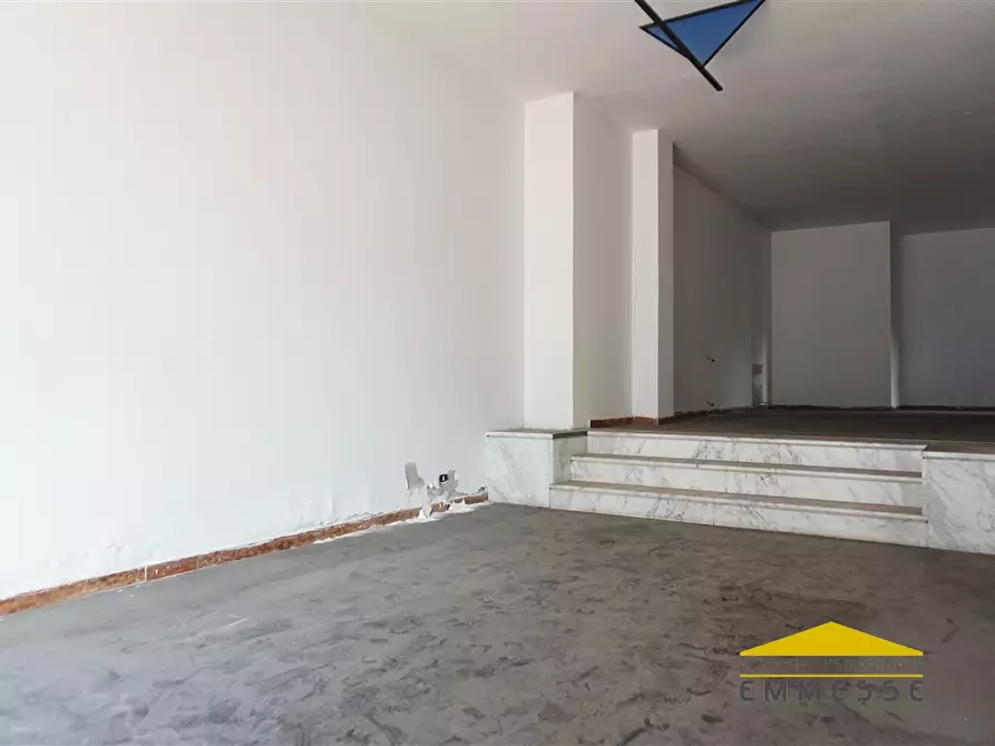 Immagine 4 di Negozio in vendita  a Carrara