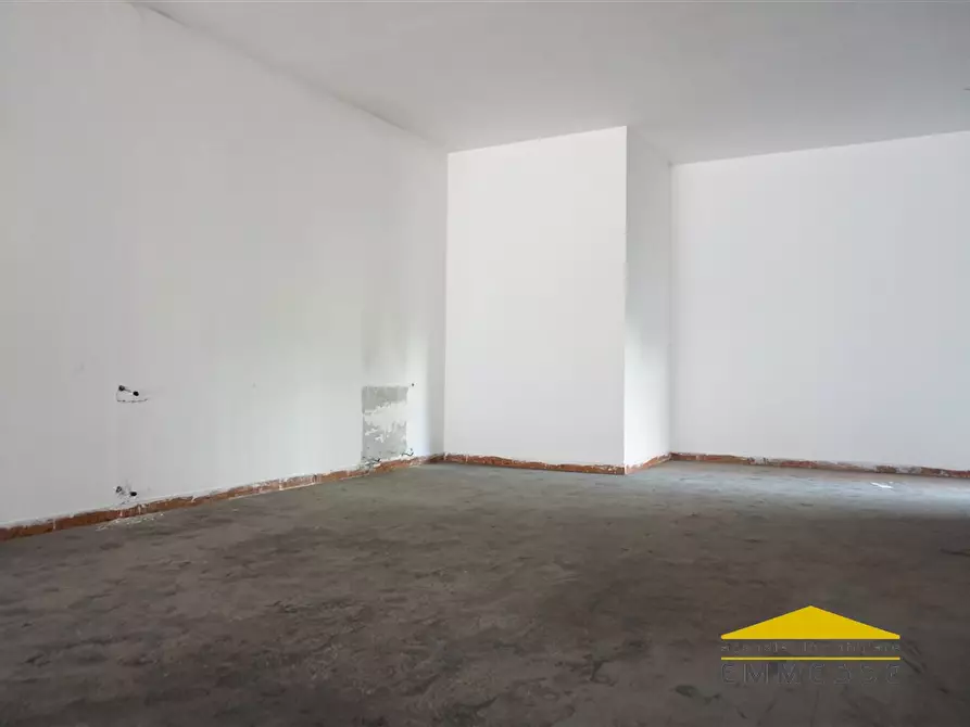 Immagine 2 di Negozio in vendita  a Carrara