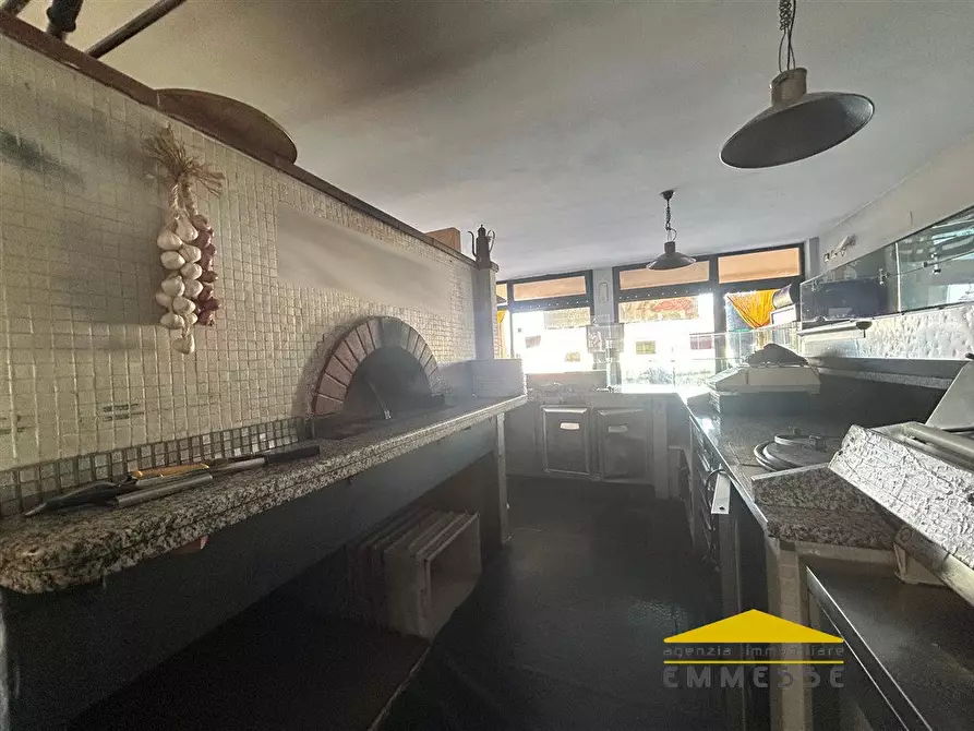 Immagine 6 di Negozio in vendita  a Montignoso