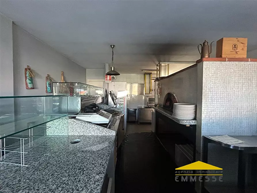 Immagine 3 di Negozio in vendita  a Montignoso