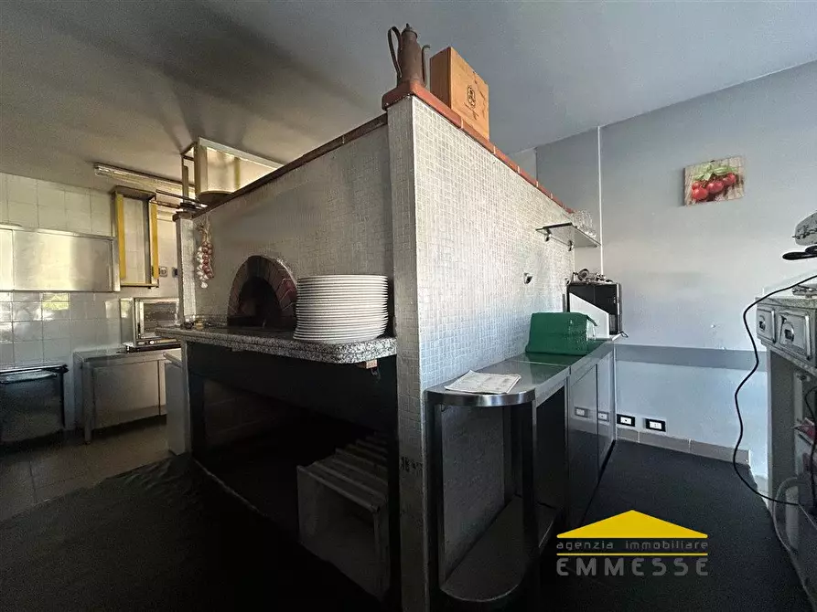 Immagine 8 di Negozio in vendita  a Montignoso