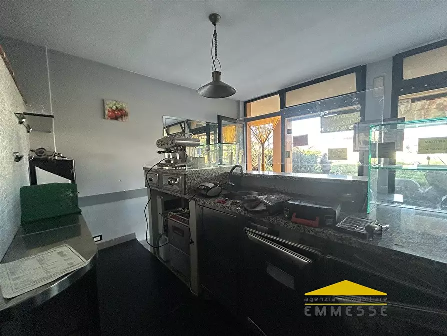 Immagine 4 di Negozio in vendita  a Montignoso