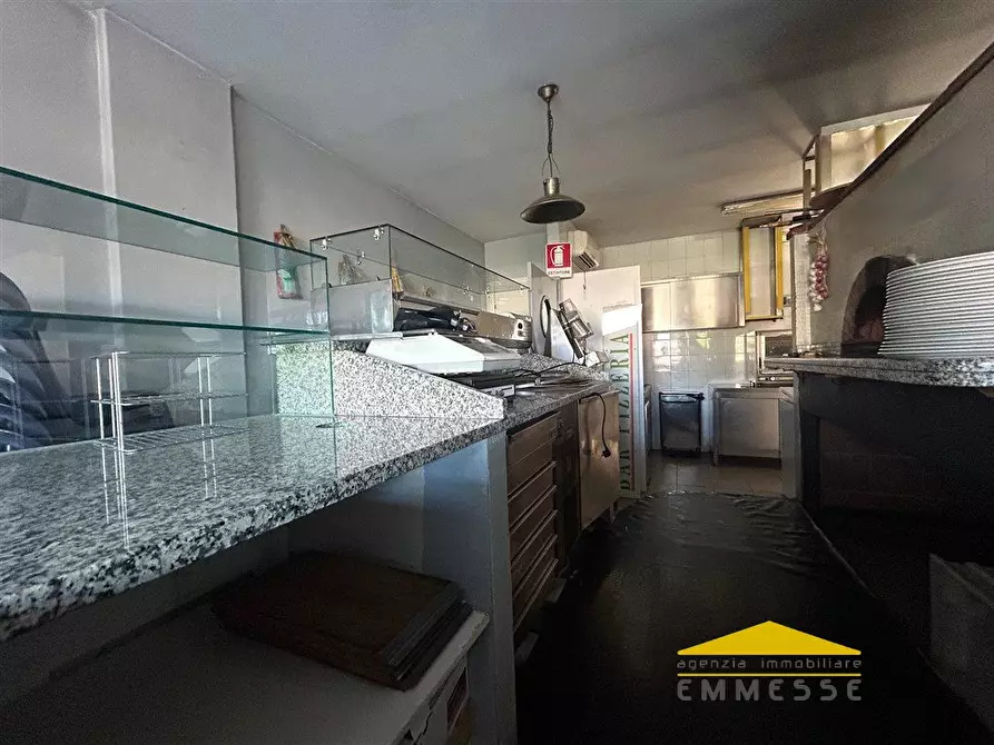 Immagine 5 di Negozio in vendita  a Montignoso