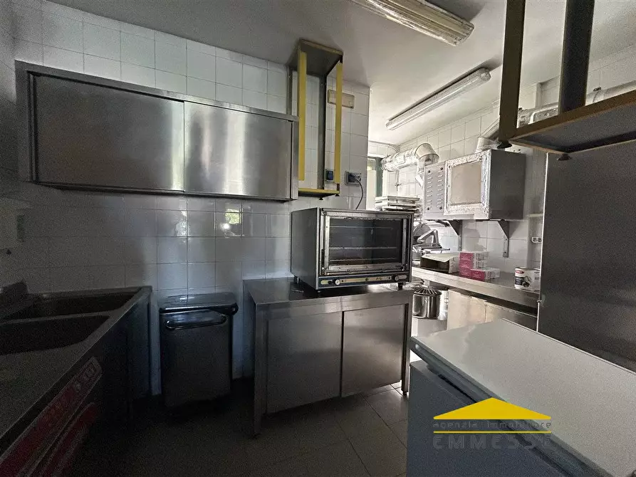 Immagine 10 di Negozio in vendita  a Montignoso