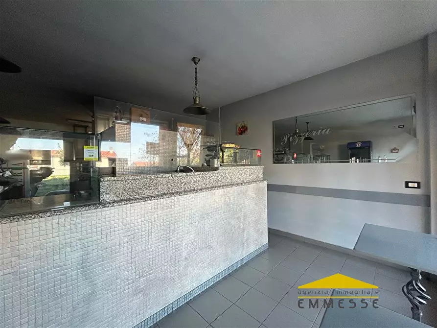 Immagine 1 di Negozio in vendita  a Montignoso