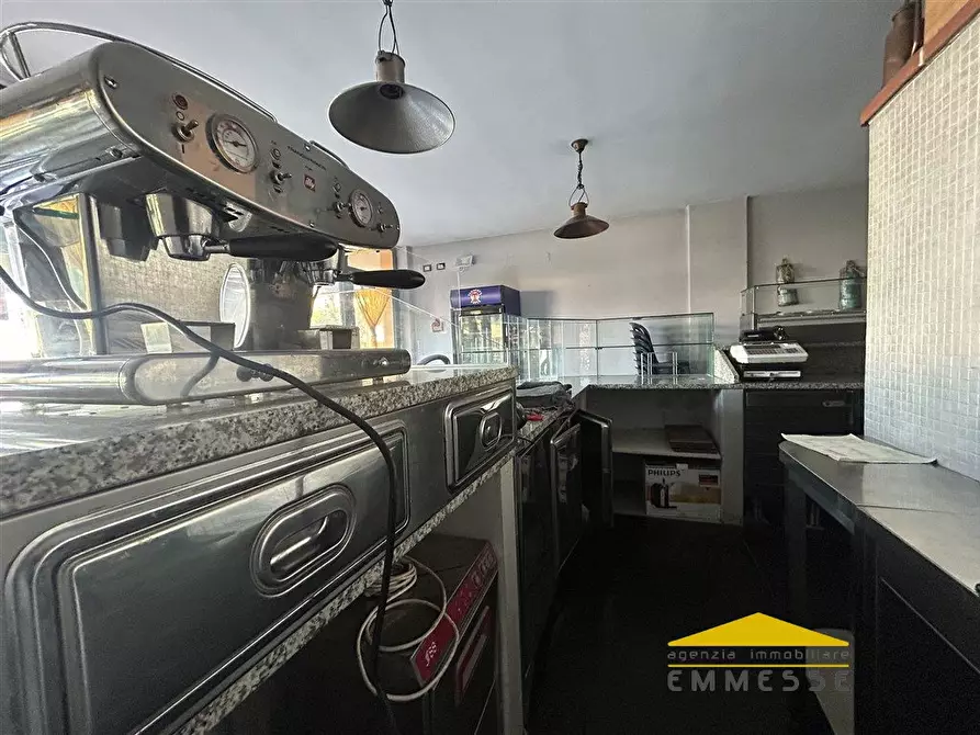 Immagine 9 di Negozio in vendita  a Montignoso