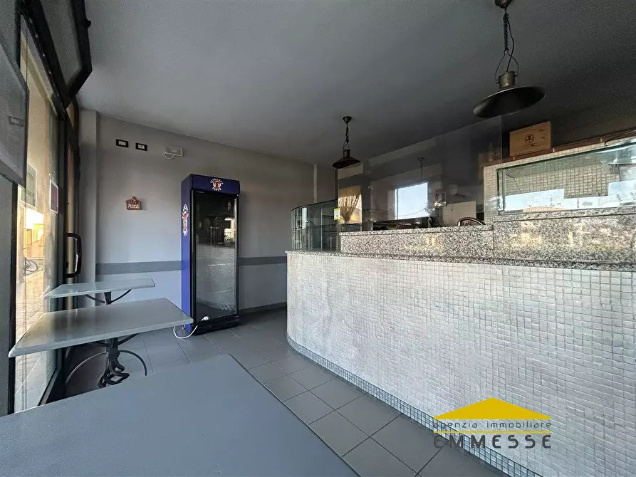 Immagine 2 di Negozio in vendita  a Montignoso