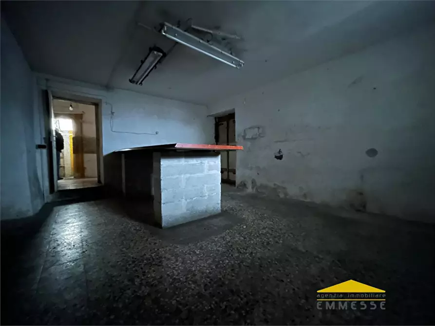 Immagine 6 di Negozio in vendita  a Carrara