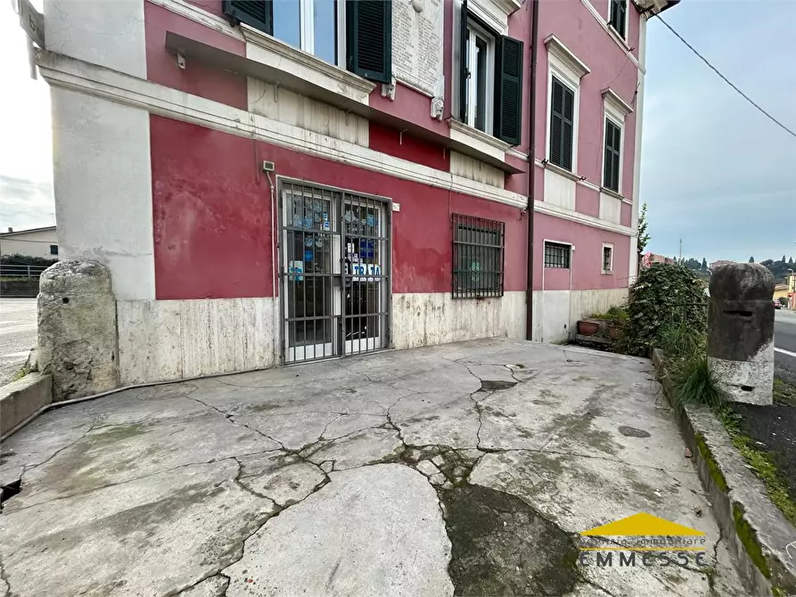 Immagine 1 di Negozio in vendita  a Carrara