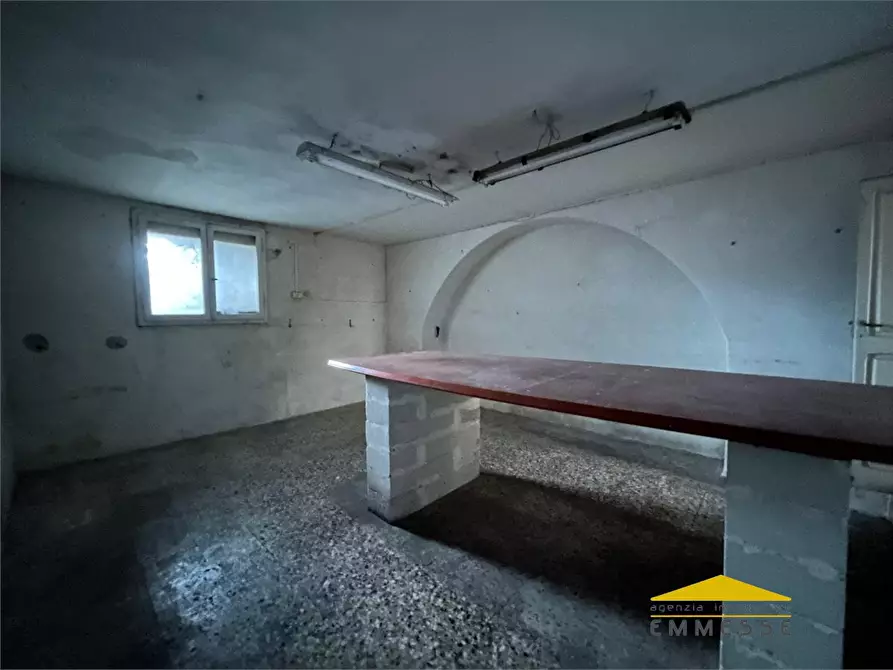 Immagine 7 di Negozio in vendita  a Carrara