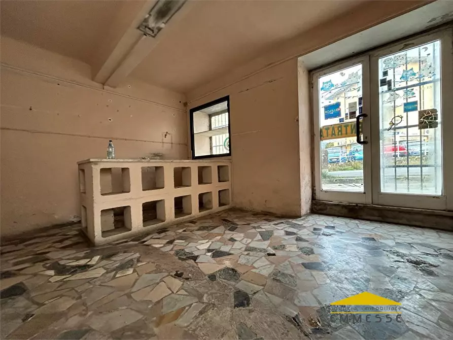 Immagine 2 di Negozio in vendita  a Carrara